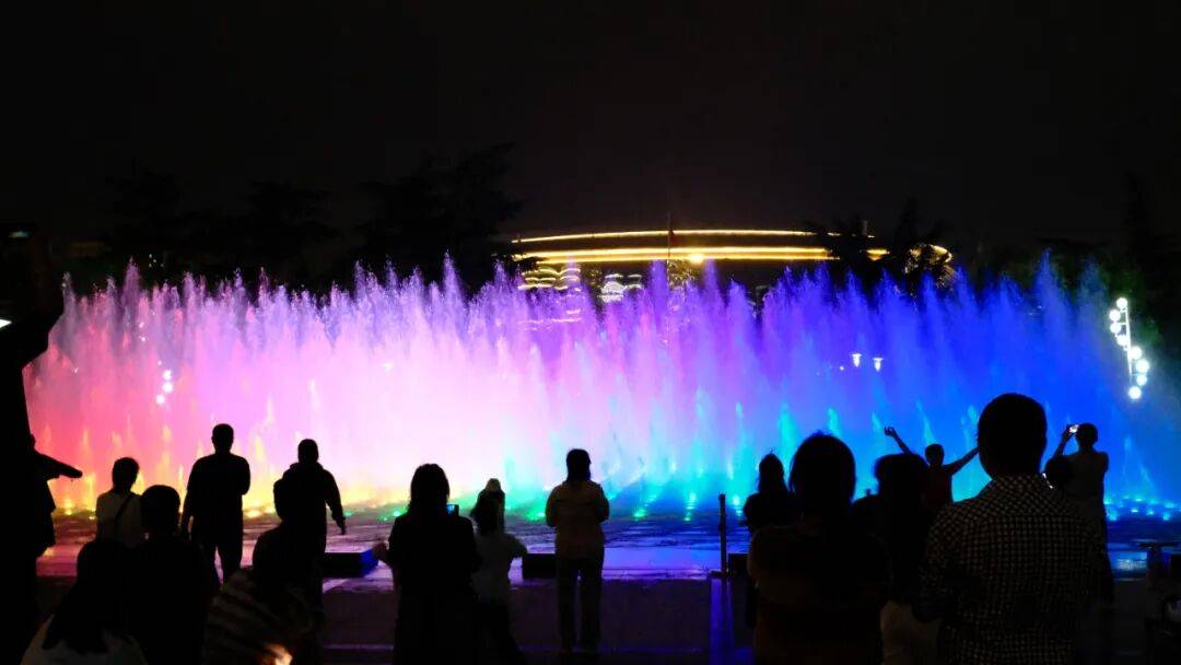 國(guó)慶假期<strong></p>
<p>音樂(lè)噴泉
</strong>，長(zhǎng)安公園音樂(lè)噴泉開放啦:音樂(lè)噴泉
